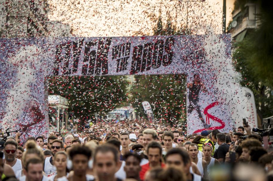 2500 persone si sono radunate sulle strade di Atene per la AntetokounBros 5k run, corsa benefica organizzata da Nike e dalla famiglia di Giannis Antetokounmpo